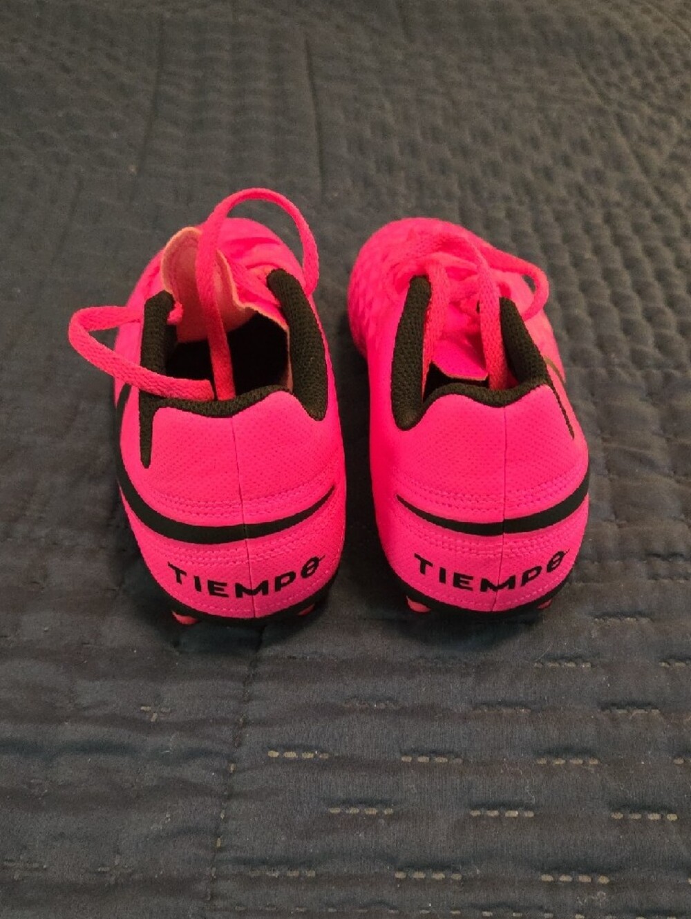 NWOT NIKE GIRLS SOCCER CLEATS - Picture 2 of 3